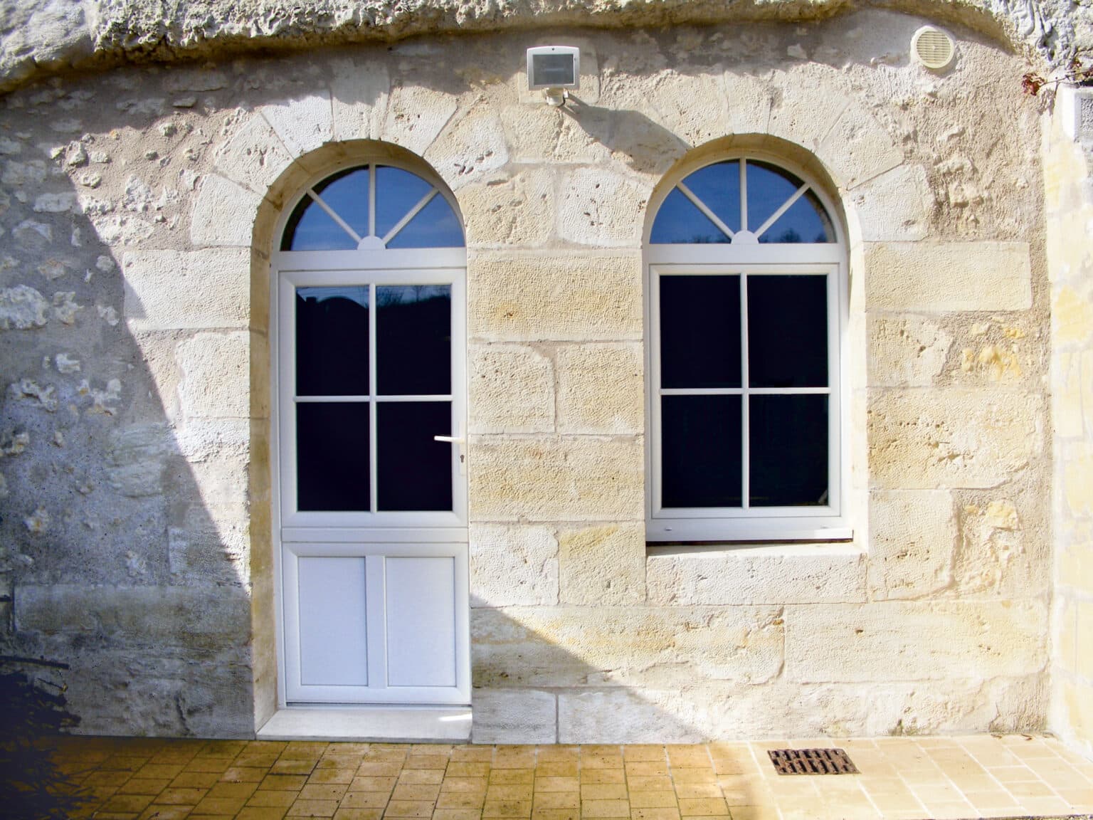 Porte d'entrée PVC classique style fermière avec imposte cintrée _Weisz