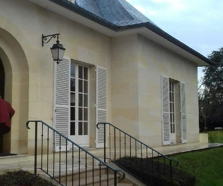 Réalisation Weisz à Sceaux - Après Installation de garde-corps extérieur pour escalier, vue de biais Réalisation Weisz à Sceaux - Après Installation de garde-corps extérieur pour escalier, vue de biais
