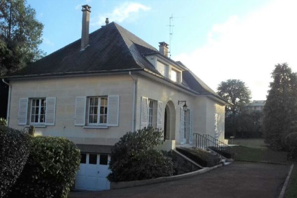 Réalisation Weisz à Sceaux - Vue de la maison après l'installation des rambardes de sécurité sur les escaliers extérieurs