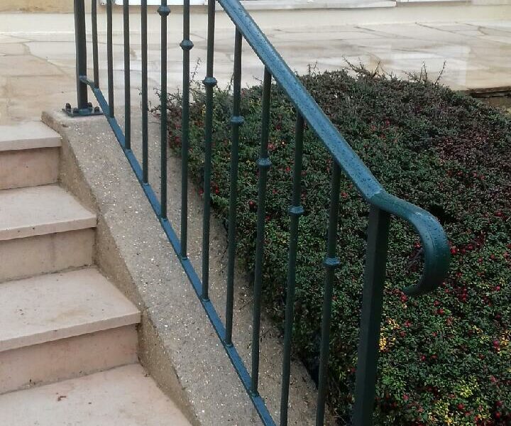 Réalisation Weisz à Sceaux - Après Installation de garde-corps extérieur pour escalier, zoom rambarde Réalisation Weisz à Sceaux - Après Installation de garde-corps extérieur pour escalier, zoom rambarde