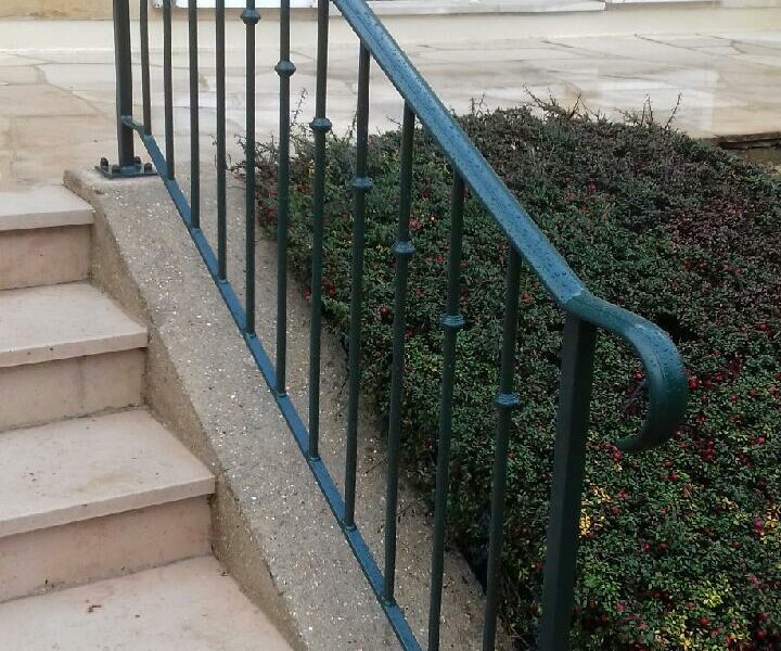 Réalisation Weisz à Sceaux - Après Installation de garde-corps extérieur pour escalier, zoom rambarde