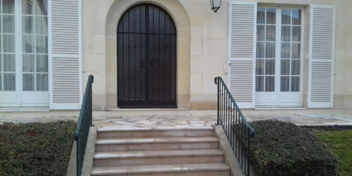 Réalisation Weisz à Sceaux - Vue des escaliers après l'installation des garde-corps