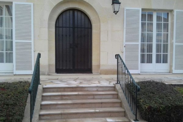 Réalisation Weisz à Sceaux - Vue des escaliers après l'installation des garde-corps