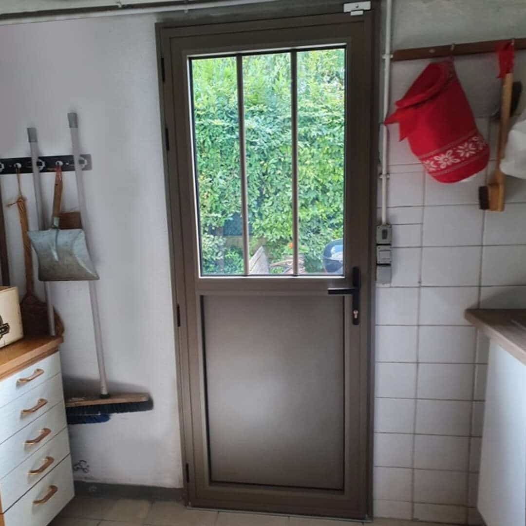 Nouvelle porte de service en alu avec ouvert semi-vitrée - Weisz Nouvelle porte de service en alu avec ouvert semi-vitrée - Weisz