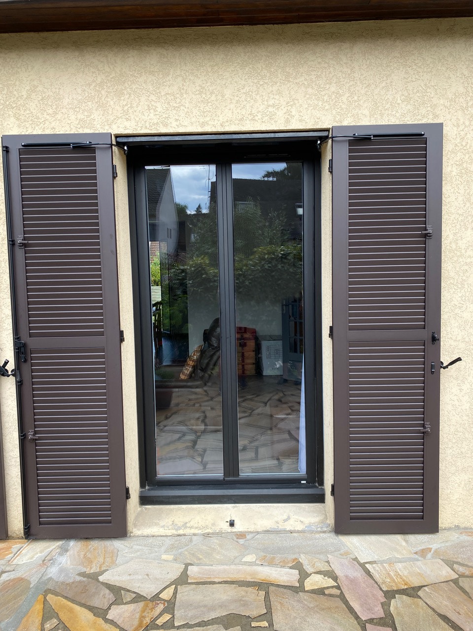 Nouveau volets battants en alu avec motorisation - installation effectuée par WEISZ Nouveaux volets battants en alu avec motorisation - installation effectuée par WEISZ