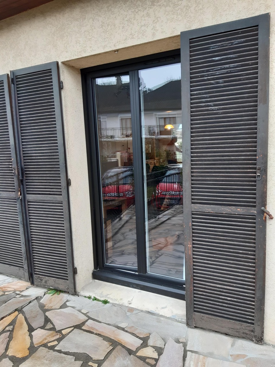 Avant / après pour le remplacement de volets battants sur paris Ancien volets battants en bois usés - WEISZ