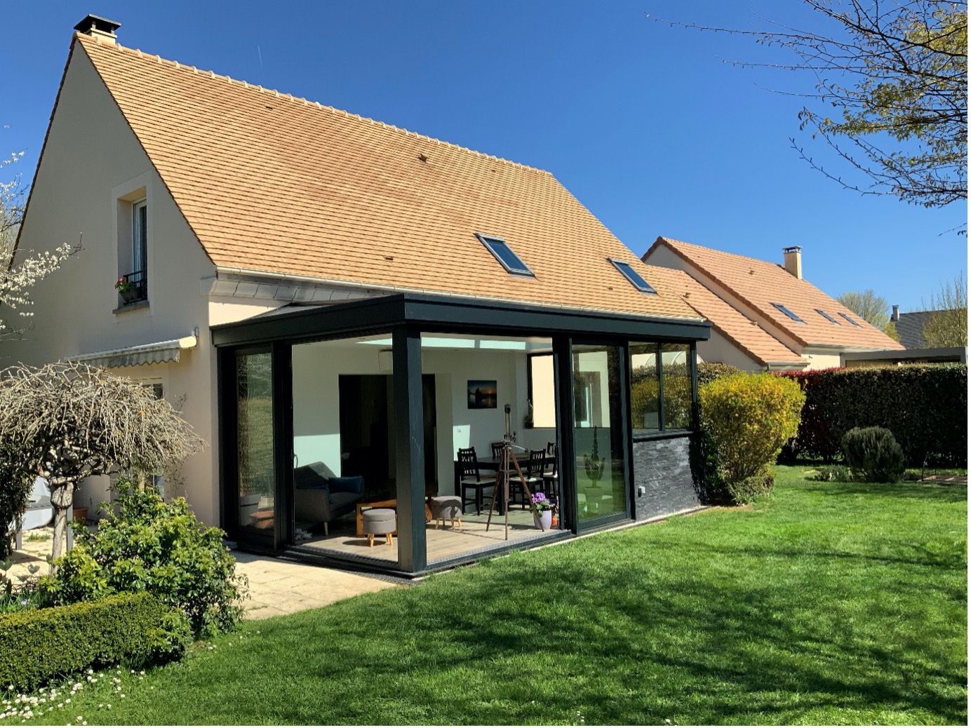 Véranda 91 vue extérieur maison - Weisz Véranda avec puits de lumière 91 vue extérieur maison 2- Weisz