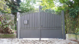 WEISZ portails battants, grilles et clôtures traditionnels style fer forgé- Région parisienne. Rénovation portail imitation fer forgé