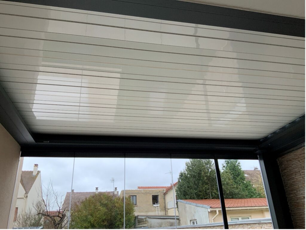 Installation pergola bioclimatique sur terrasse - lames fermees - Morangis - Essonne