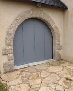Porte de garage cintrée en plein cintre