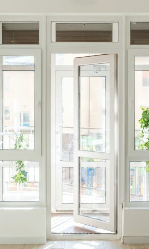 WEISZ - fenêtre PVC- sur mesure - options de formes et dimensions - Paris 92 - personnalisable différents coloris - rénovation